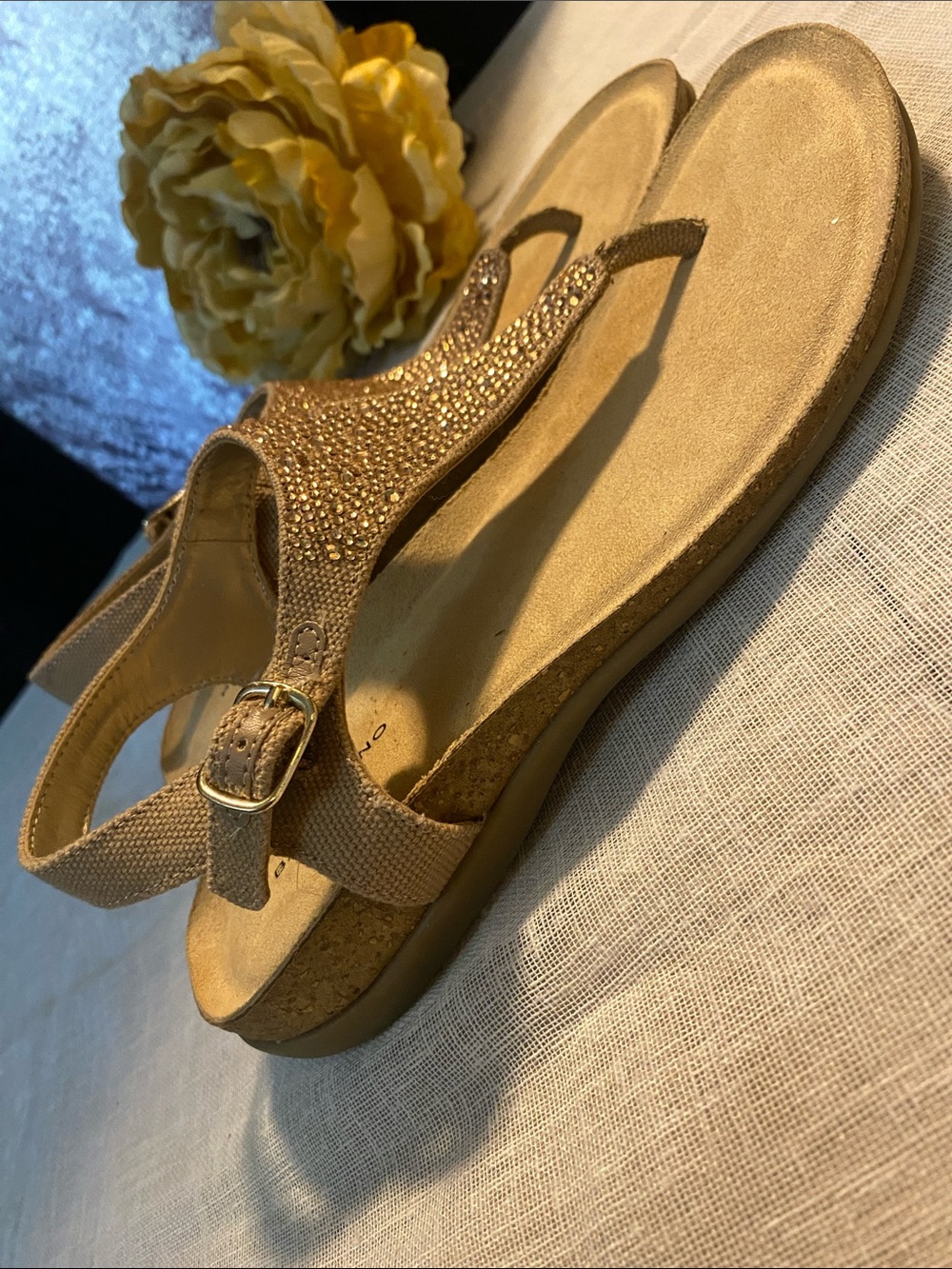 Bandolino SZ 6.5 Hereby T-strap Flat Cafe Latte Rhinestone Sandals